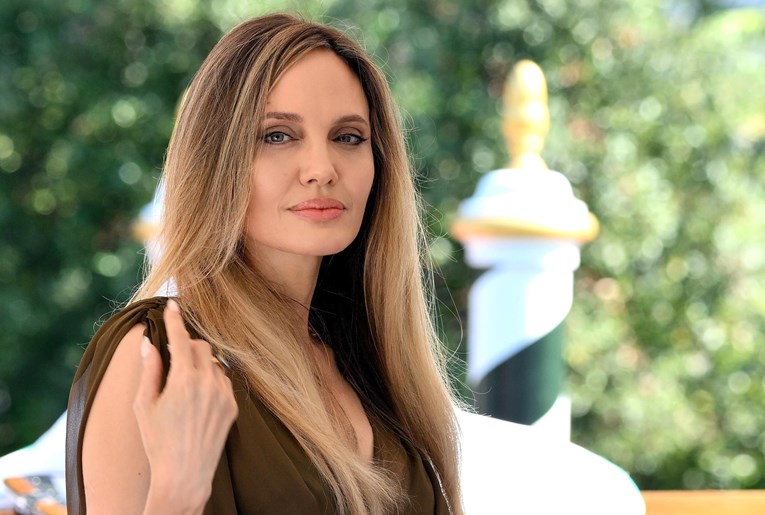 People: Angelina Jolie prodaje vilu i napušta SAD