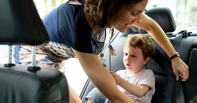 Roditelji provedu četiri dana godišnje boreći se s djecom da uđu u auto