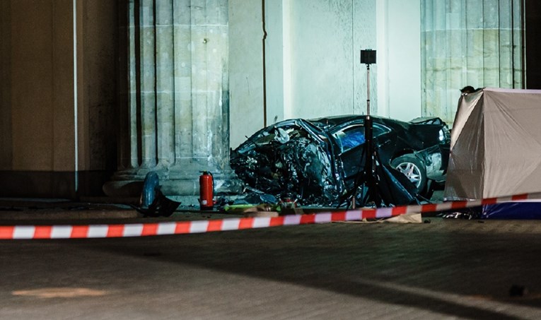 VIDEO Zabio se u Brandenburška vrata i poginuo, auto smrskan