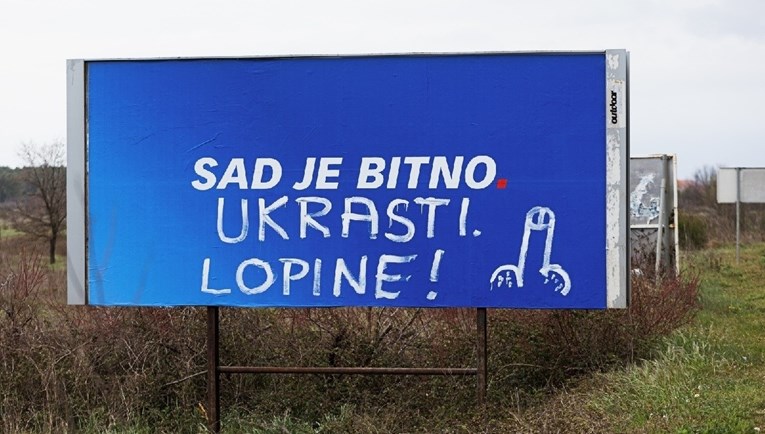 VIDEO Na ulazu u Zaton išaran plakat HDZ-a: "Sad je bitno. Ukrasti. Lopine"