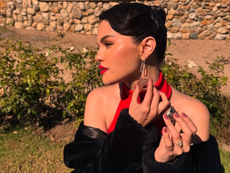 Selena Gomez pokazala kako odjenuti crveno na vjenčanju i izgledati besprijekorno