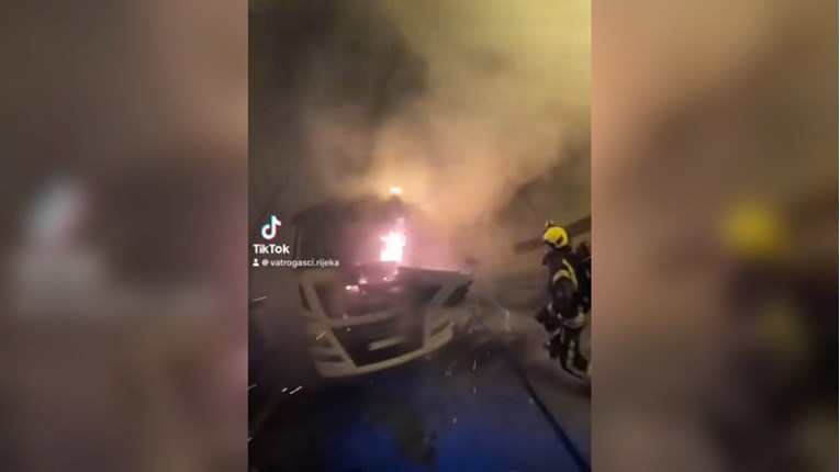 Riječki vatrogasci objavili snimku gašenja požara kamiona u tunelu