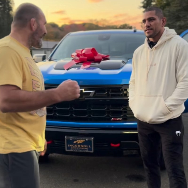 UFC prvak iznenadio trenera nakon osvojenog pojasa. Kupio mu je luksuzni automobil