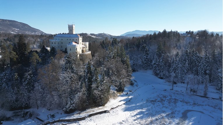 Dvorac Trakošćan prekrili su snijeg i led, prizori su predivni