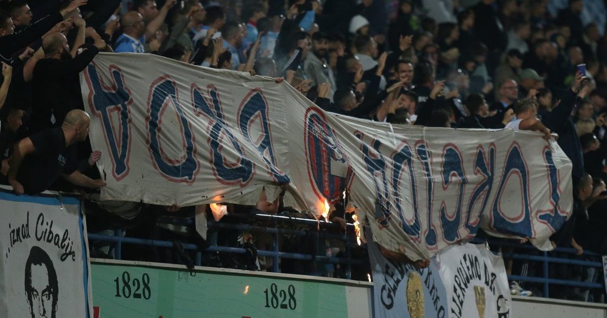 Vinkovački Ultrasi se pohvalili oduzetim transparentom Torcide pa ga zapalili
