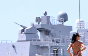 Fotka dana: Francuski vojni brod privukao poglede kupača u Splitu