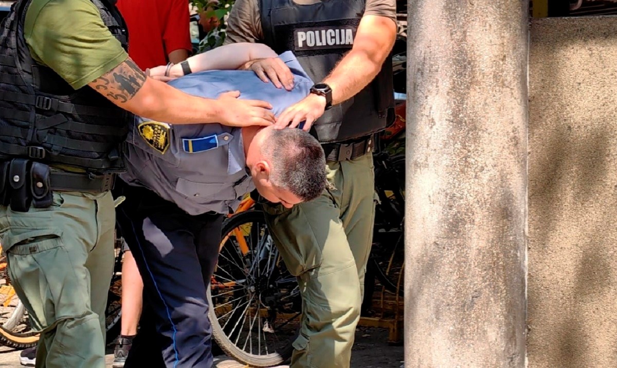 FOTO U BiH specijalna policija upala u stanicu, uhićeno 16 policajaca u uniformama