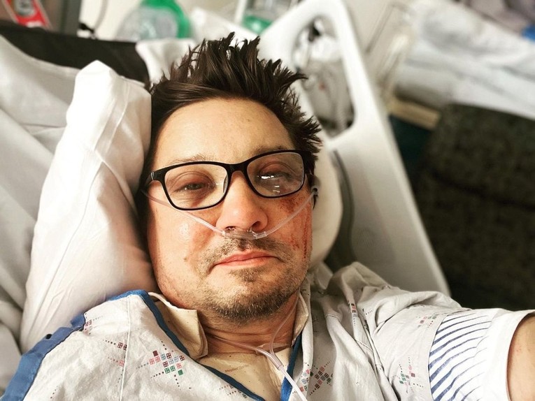 Jeremy Renner javio se iz bolničkog kreveta: "Previše sam zbrkan za tipkanje"