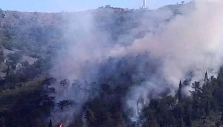 Gori na brdu iznad Mostara, gašenje vatre otežavaju minirano područje i vjetar