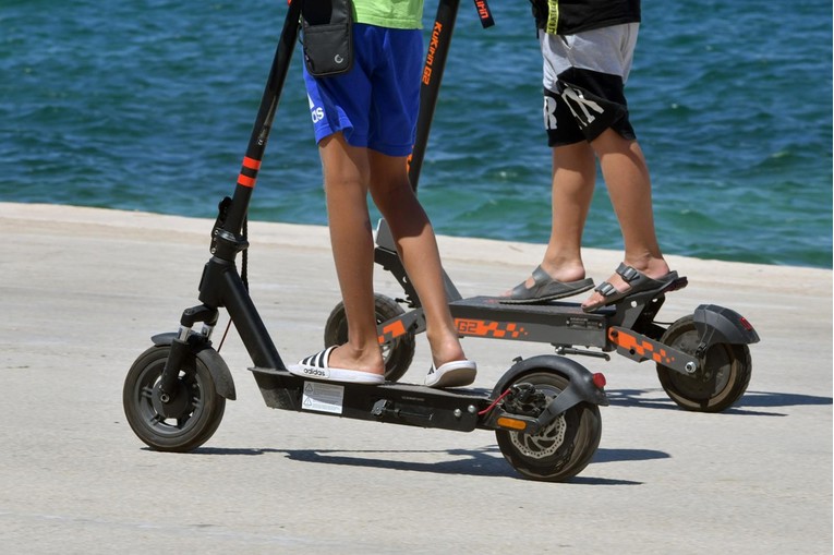 Policija u jednoj noći oduzela 7 električnih romobila u Dalmaciji