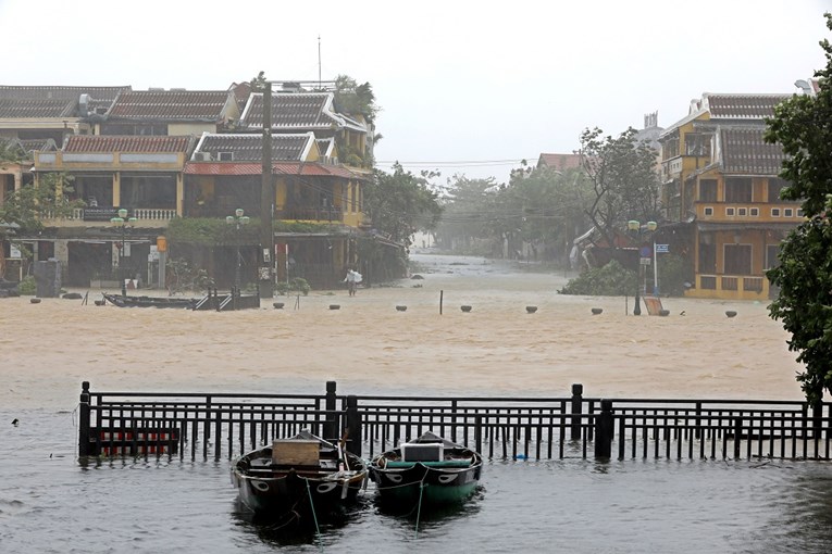 Oluja u Vijetnamu potopila dva broda, nestalo 26 ribara
