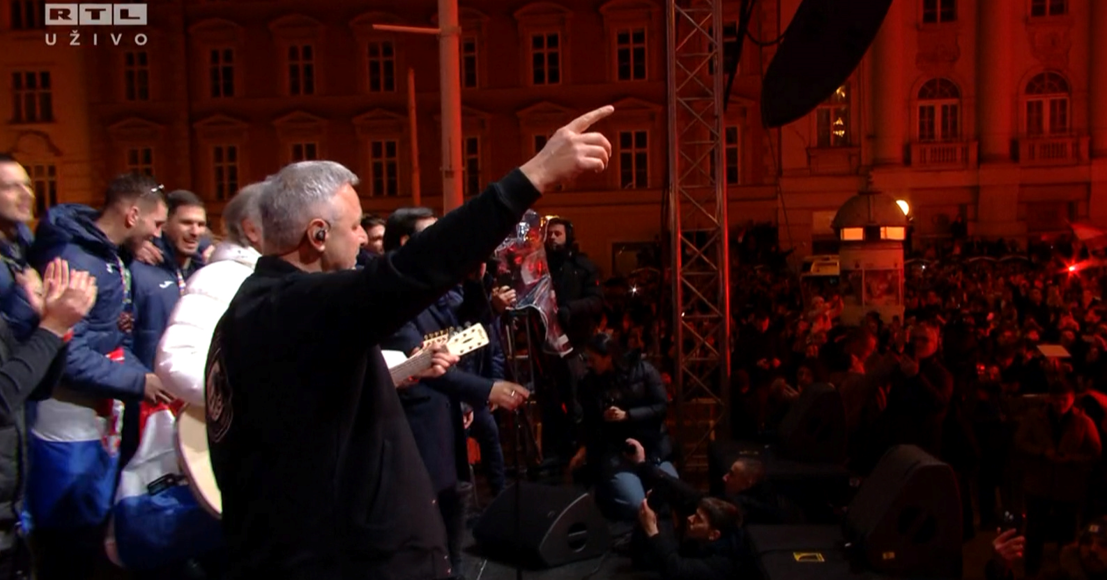 UŽIVO Thompson izašao na pozornicu, Trg uz baklje pjeva "Ako ne znaš šta je bilo"