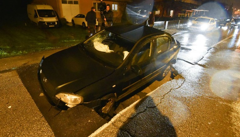 U Zagrebu se otvorila rupa na cesti, vozač autom upao u nju, završio u bolnici