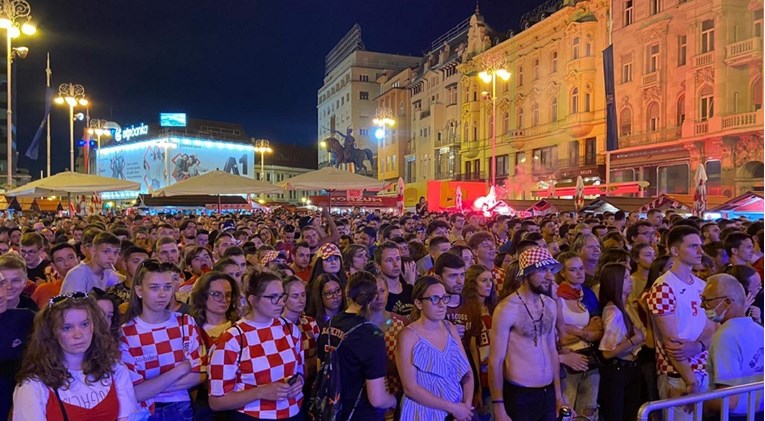 Na Trgu je ludnica. Pogledajte veliko slavlje