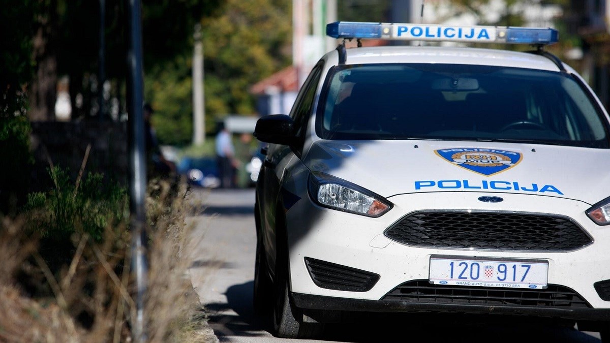 Nakon dojave o obiteljskom nasilju muškarac se zaključao u kuću u Sinju. Uhićen je