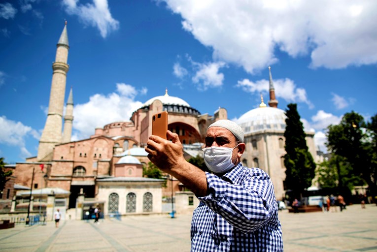 Nakon naglog rasta broja novozaraženih Turska uvela nošenje maski svugdje osim doma