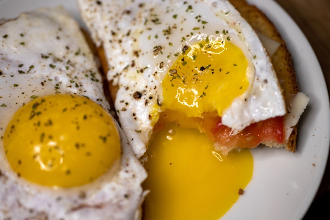 Kako ispeći savršena jaja na oko pomoću poklopca? Dobit ćete savršeno tekući žumanjak
