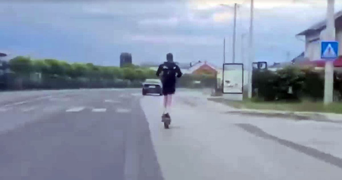 Čitatelj snimio dječaka na cesti u Vrbovcu: "Ima 30 kila s romobilom, a vozi 70 km/h"