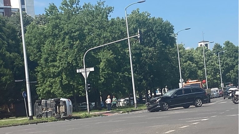 FOTO Nesreća u Zagrebu, auto završio na boku