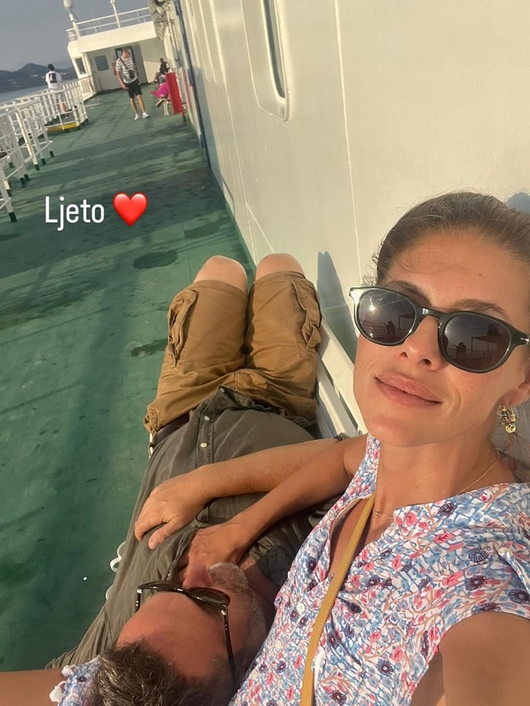 Ante Gelo i Jelena Perčin objavili fotku s trajekta, ležao je u njezinom krilu