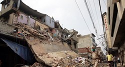 Najmanje 90 ljudi zarobljeno pod ruševinama zgrade u Indiji