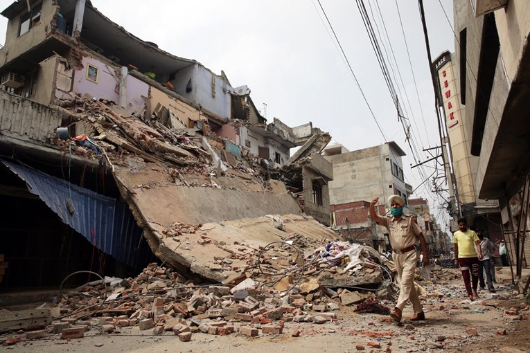 Najmanje 90 ljudi zarobljeno pod ruševinama zgrade u Indiji