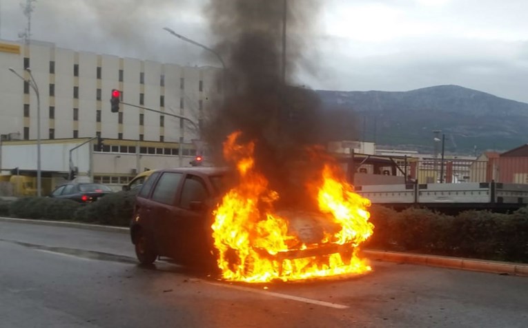 VIDEO U vožnji se zapalio auto u Splitu, vozač iskočio