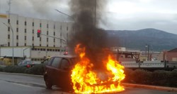 U vožnji se zapalio auto u Splitu, vozač iskočio