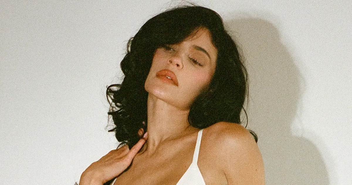Kylie Jenner u bijelom kompletu s opasno dubokim dekolteom