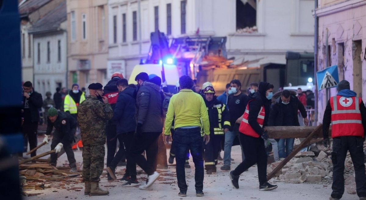 Iz Splita u Petrinju helikopterima prevezeno 45 HGSS-ovaca da bi tragali u ruševinama