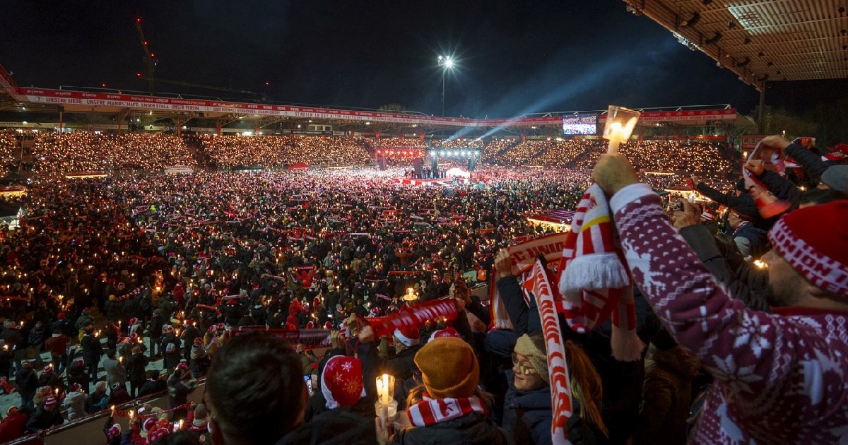 Pogledajte čarobnu atmosferu s kultnog stadiona. Tisuće ljudi pjeva božićne pjesme.