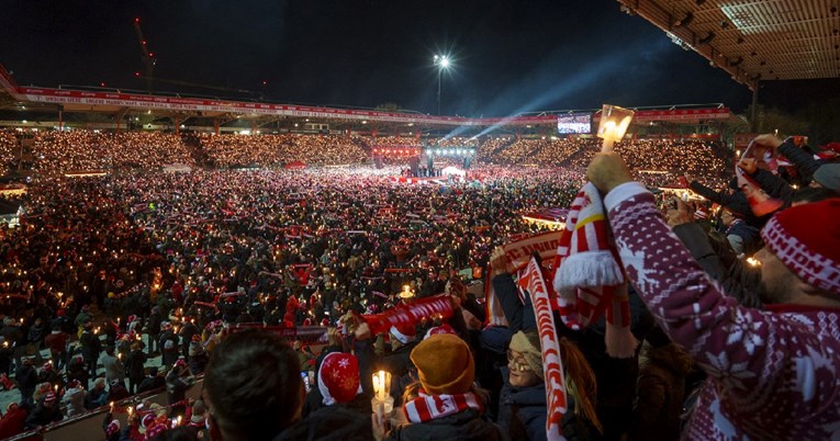 Pogledajte čarobnu atmosferu s kultnog stadiona. Tisuće ljudi pjeva božićne pjesme.