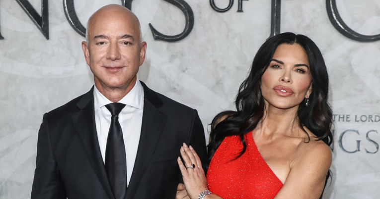 Jeff Bezos prošetao crvenim tepihom s djevojkom Lauren, ona nosila golemi prsten
