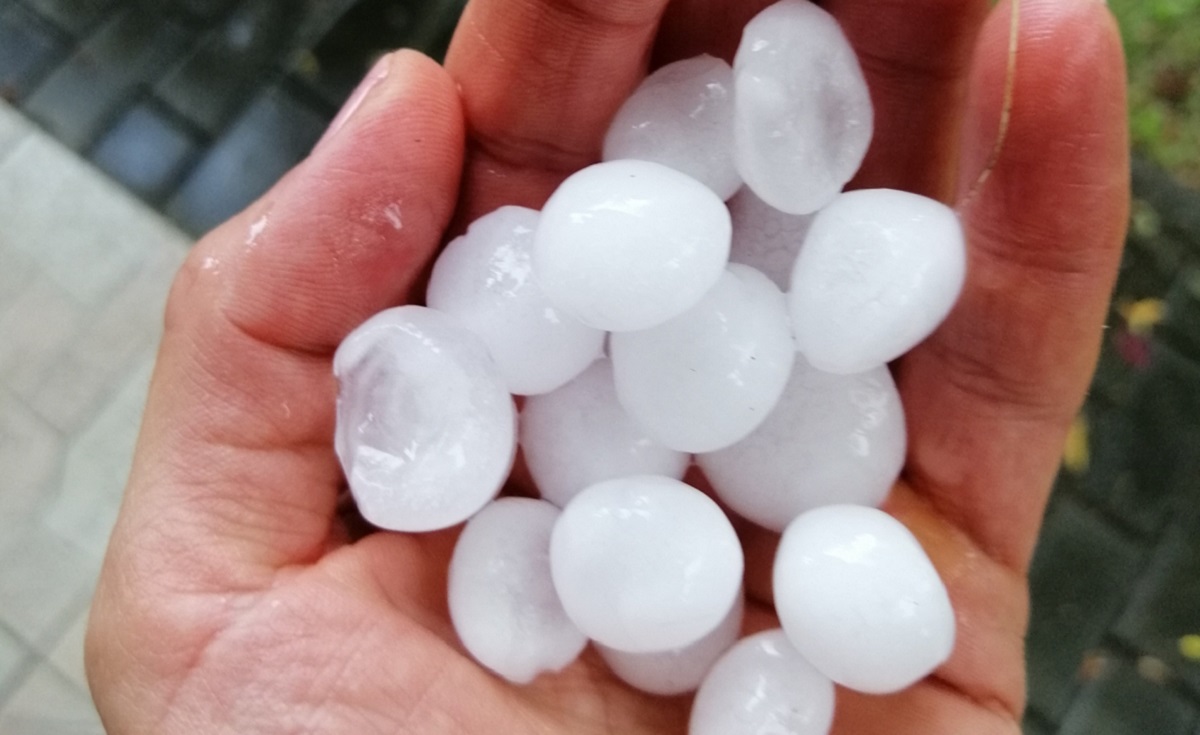 Oluja praćena tučom i munjama nad Karlovcem, pogledajte snimku