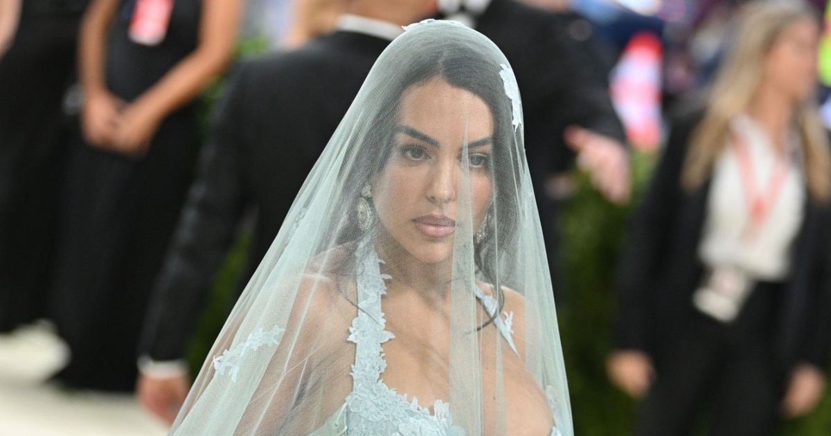 Georgina Rodríguez zablistala na Met Gali u akvamarin haljini s velom