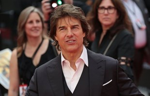 Tom Cruise snimljen na plaži bez majice, pažnju privukao jedan detalj