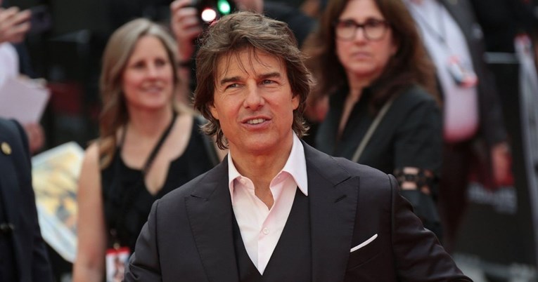 Tom Cruise snimljen na plaži bez majice, pažnju privukao jedan detalj