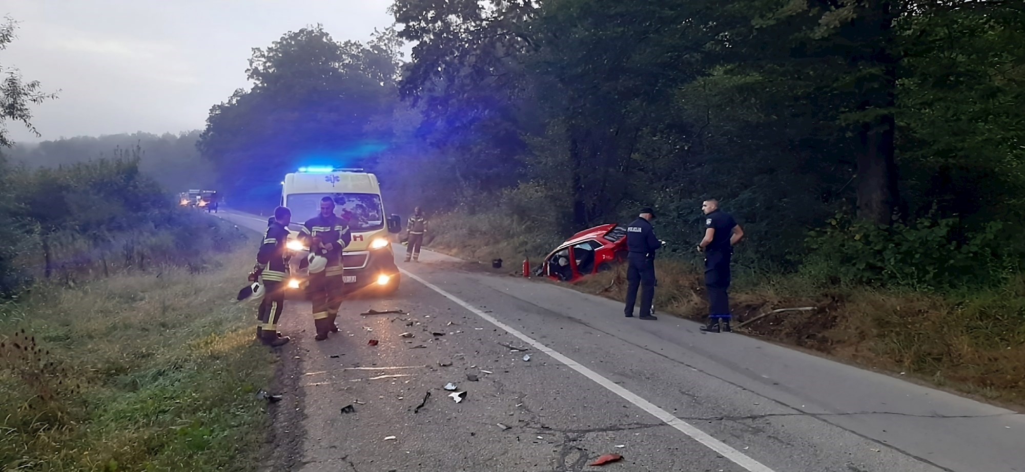 Teški frontalni sudar kod Petrinje. Ljudi bili prikliješteni, izvlačili ih vatrogasci