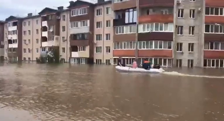 Velike poplave na istoku Rusije, 2500 ljudi evakuirano, potopljene tisuće kuća