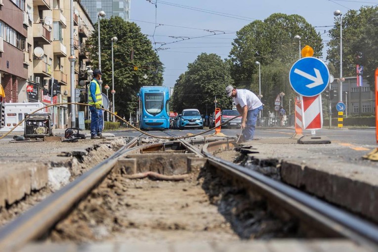 Pijan završio u tračnicama na Savskoj u Zagrebu. Kažnjen je s 980 eura