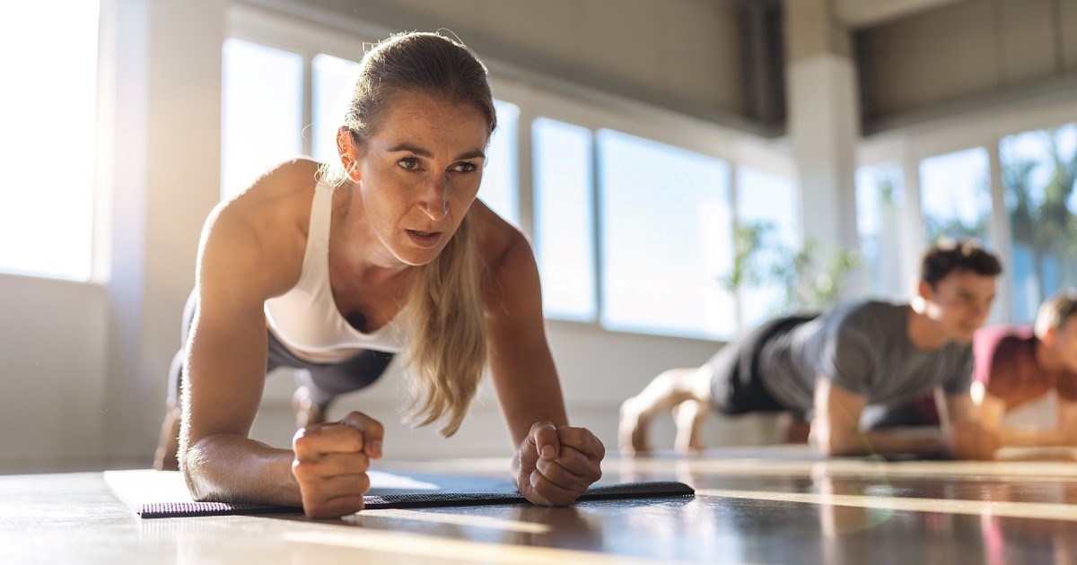 Oni koji žele izgraditi trbušne mišiće u trening moraju uključiti tri vježbe