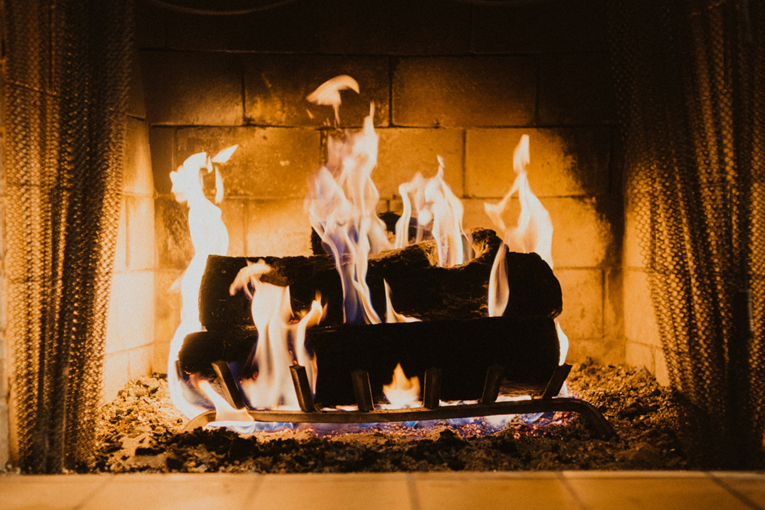 Ljudi ne mogu vjerovati koliko je zaradio YouTube video vatre u kaminu