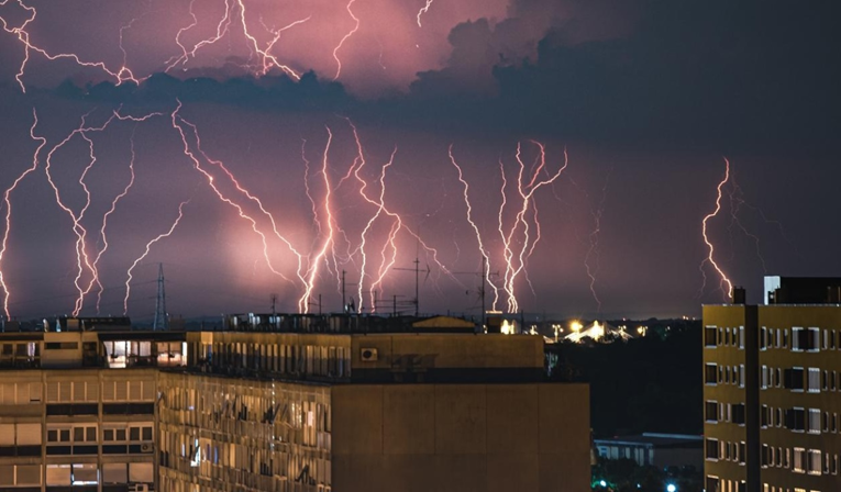 Zagreb sinoć obasjale munje, fotografije su nevjerojatno moćne