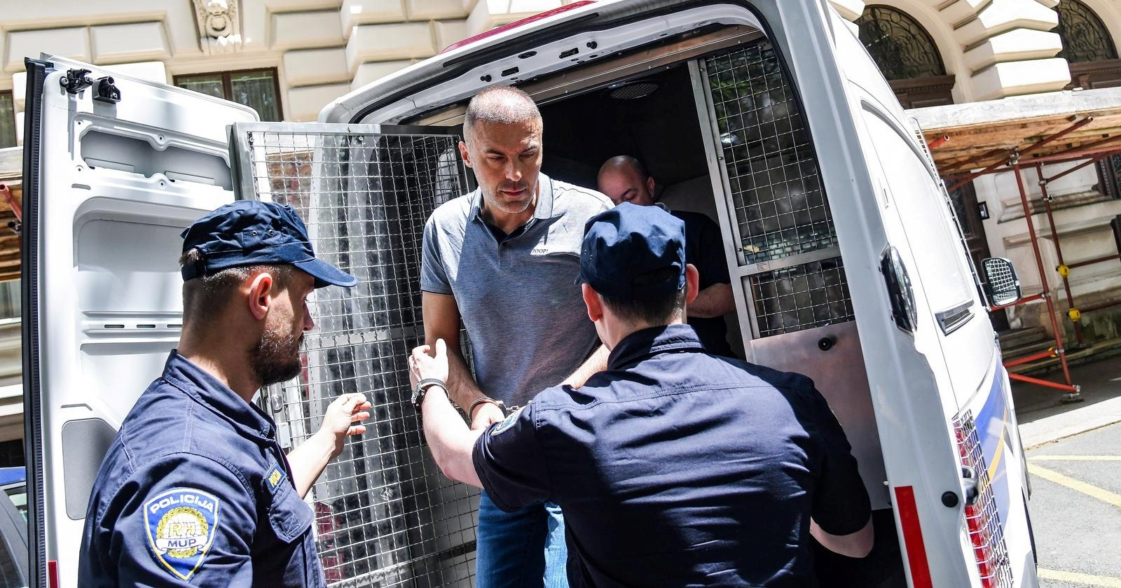 "Buba" u autu snimila šefa iz Porezne kako dogovara mito. Danas je sve priznao