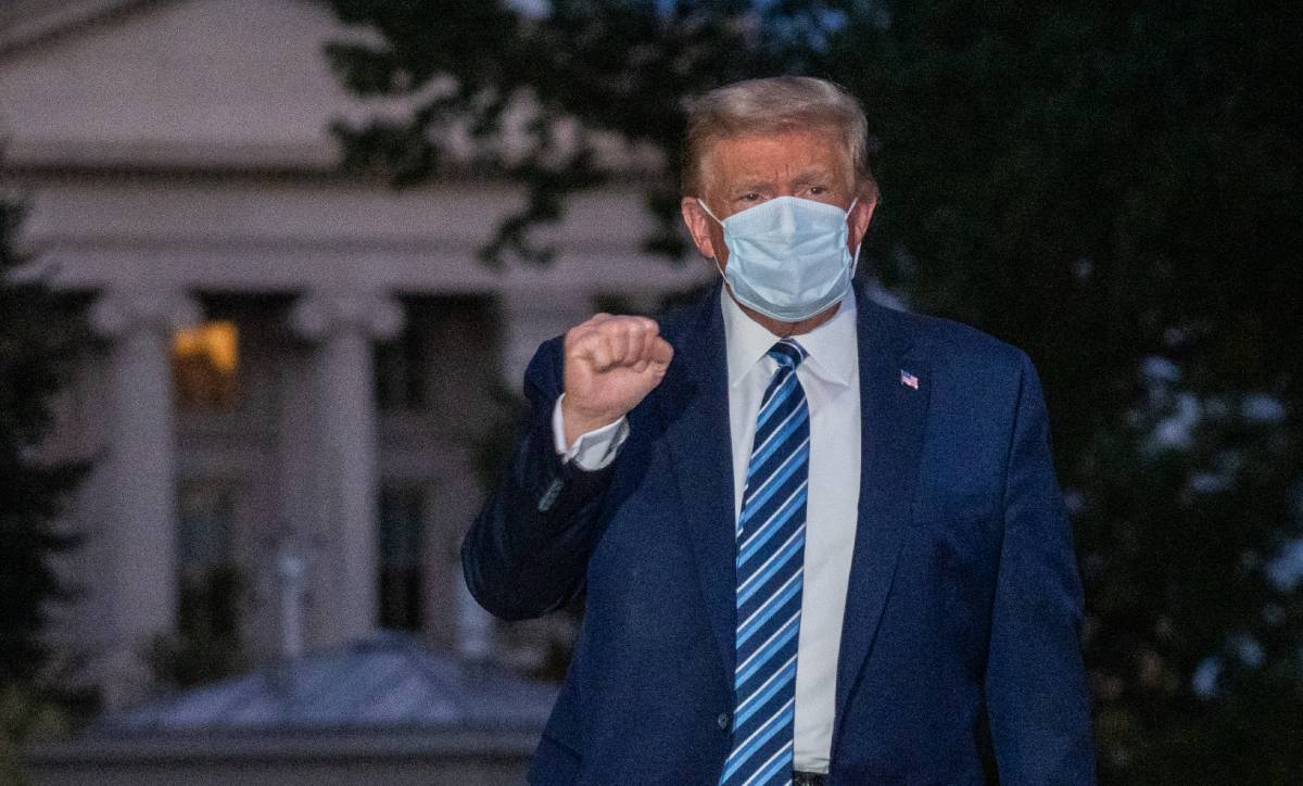 Najmanje 27 Trumpovih bližih suradnika ima koronavirus