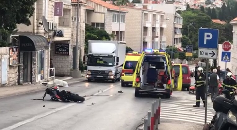 19-godišnji motociklist u Dubrovniku proklizao i udario u reklamu, umro je na mjestu