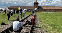 Turisti pozirali ispred Auschwitza, ljudi bijesni: "Kakvo nepoštovanje"