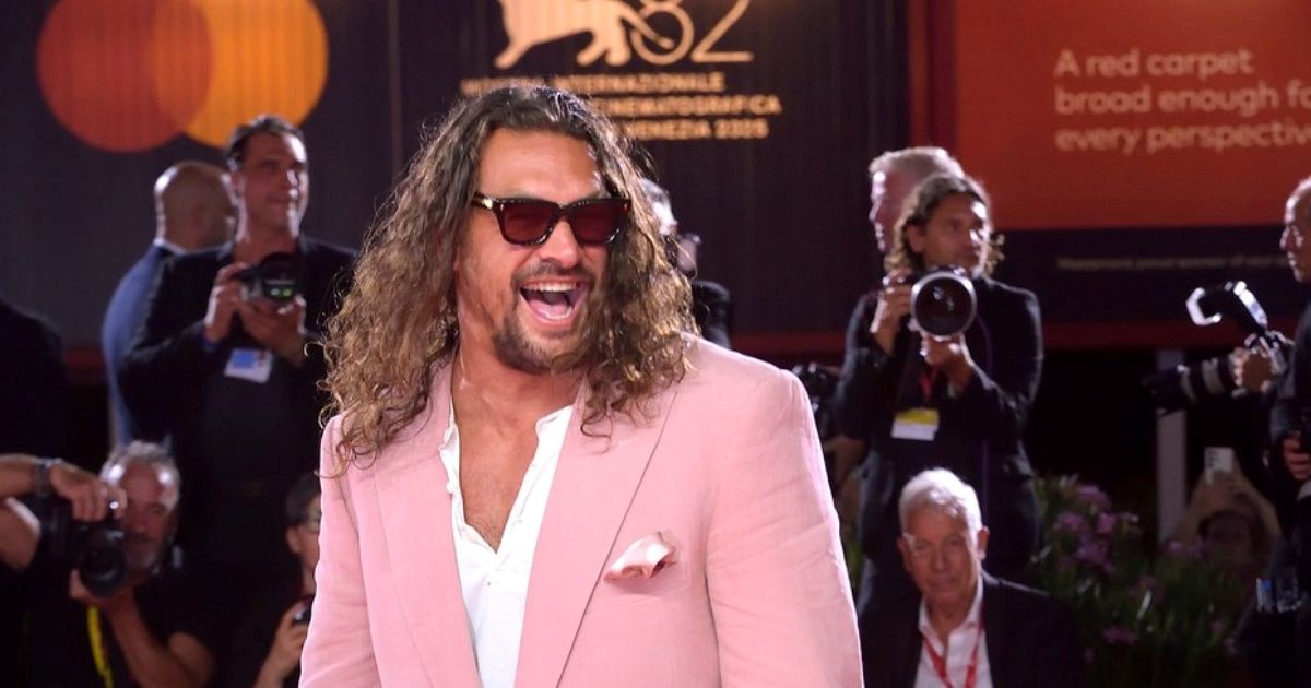 Jason Momoa ukrao šou u Veneciji u ružičastom odijelu i s pedikurom