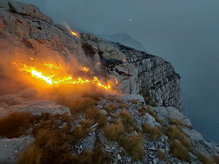 Vatrogasci se bore s više požara u Dalmaciji