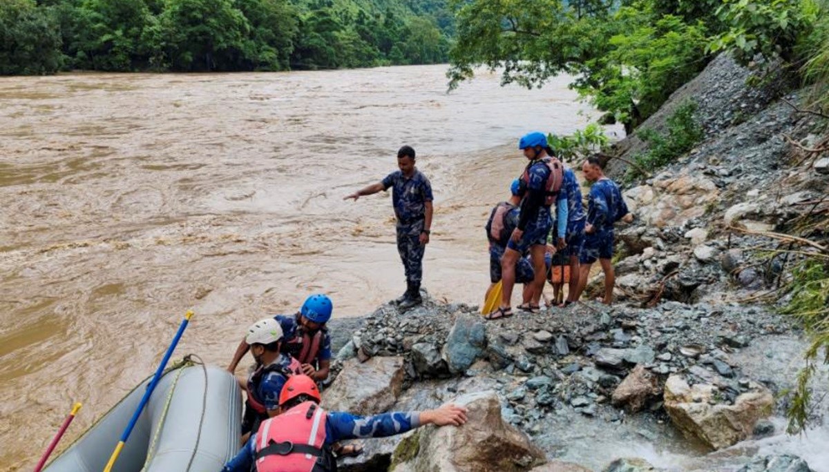 Klizišta i poplave uništavaju Nepal. Dva autobusa završila u rijeci, deseci mrtvih